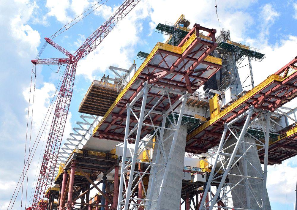 Grúa ayudando a transportar objetos pesados para colocarlos en una obra que se encuentra en construcción